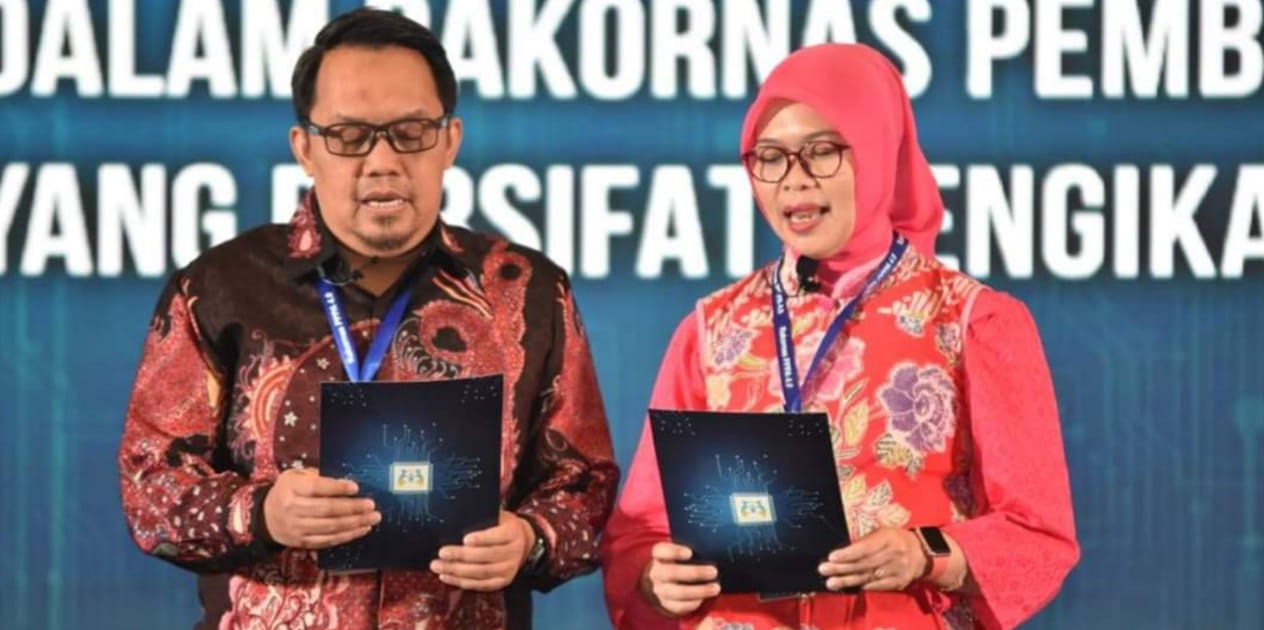Bersama Karo Perencanaan KPPA membacakan Komitmen Banten hasil Rakornas, selanjutnya diterima oleh Sekretaris Menteri PPPA, ICE Tangerang Banten jumat 26 April 2019
