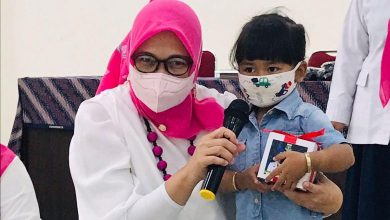 DP3AKKB Banten Salurkan Bantuan Untuk Anak Yatim Akibat Corona