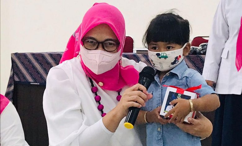 DP3AKKB Banten Salurkan Bantuan Untuk Anak Yatim Akibat Corona